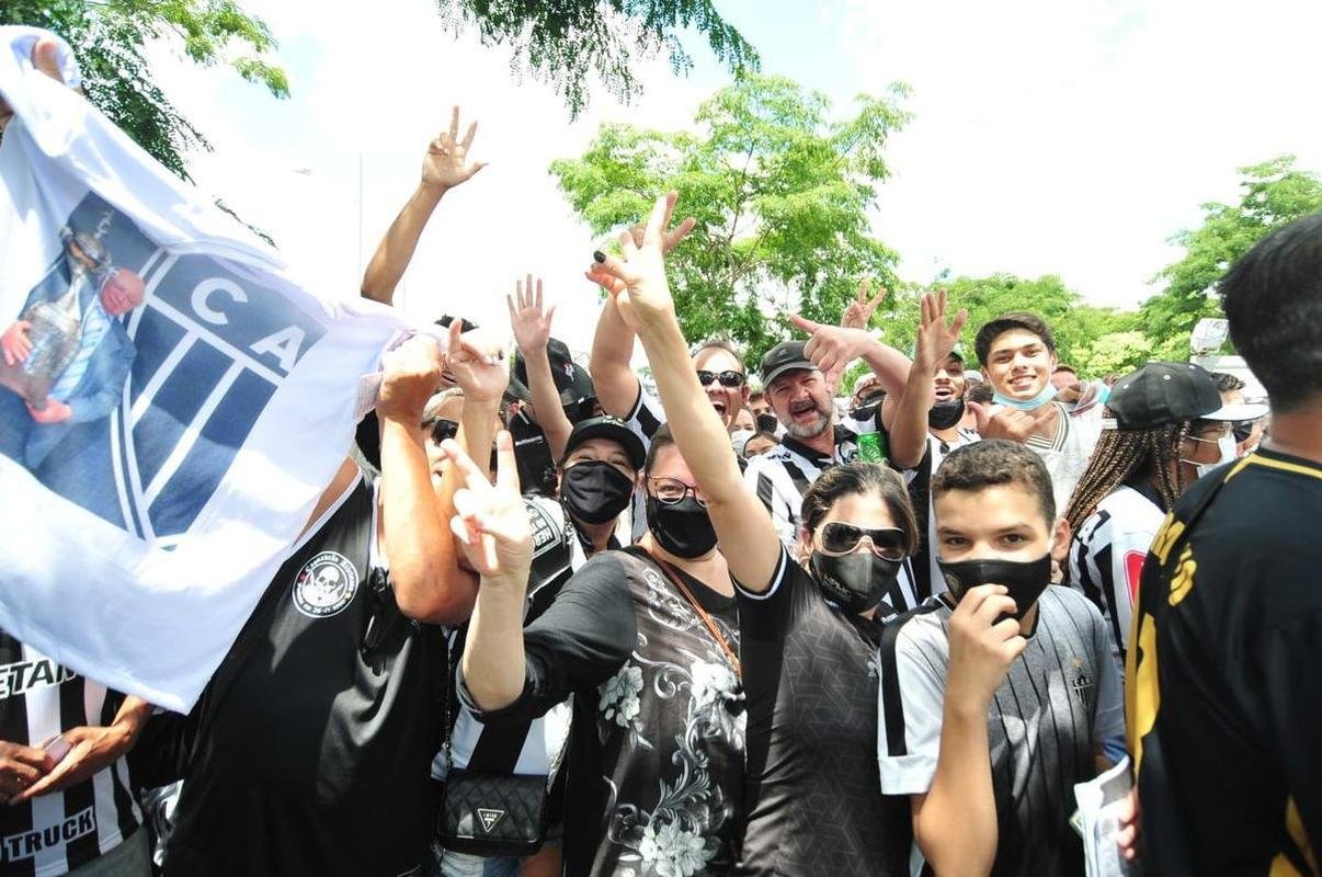 Torcida do Atltico chegou animada ao Mineiro para o jogo da taa, contra o RB Bragantino. Dia de festejar com o time o ttulo do Campeonato Brasileiro de 2021