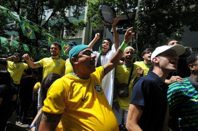 Na regio da Savassi, em BH, torcedores vibram com vitria do Brasil sobre a Sua, por 1 a 0, pela segunda rodada do Grupo G da Copa do Mundo do Catar