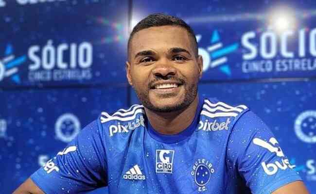 Niko assinou contrato com o Cruzeiro nessa quarta-feira (21/12)