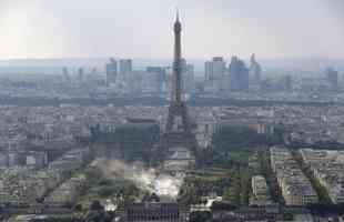 Torcedores franceses tomaram principais pontos tursticos e avenidas de Paris para celebrar o bi mundial