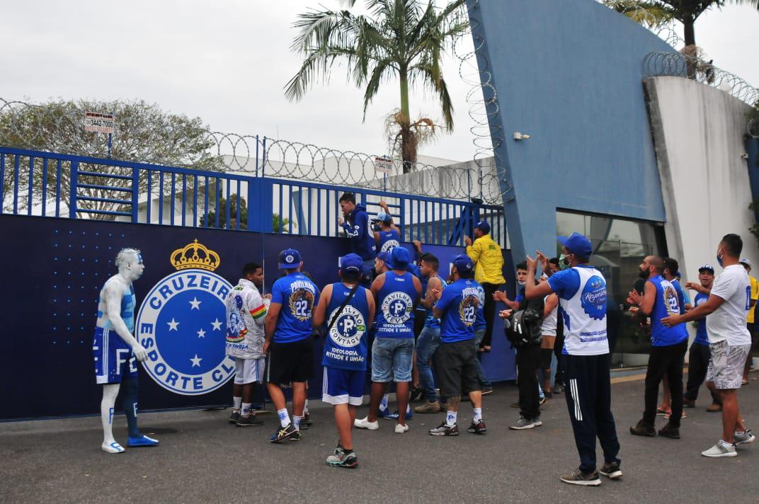 Torcedores cobraram empenho e querem melhores resultados em campo