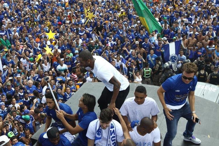 Antes do jogo com o Fluminense, em 7 de dezembro de 2014, jogadores do Cruzeiro desfilaram em carro aberto entre a Toca da Raposa II e o Mineiro, onde receberiam a taa de tetracampeo brasileiro. Uma multido azul tomou conta da Pampulha e festejou o quarto ttulo da Srie A. No jogo das faixas, a Raposa venceu o Tricolor por 2 a 1.