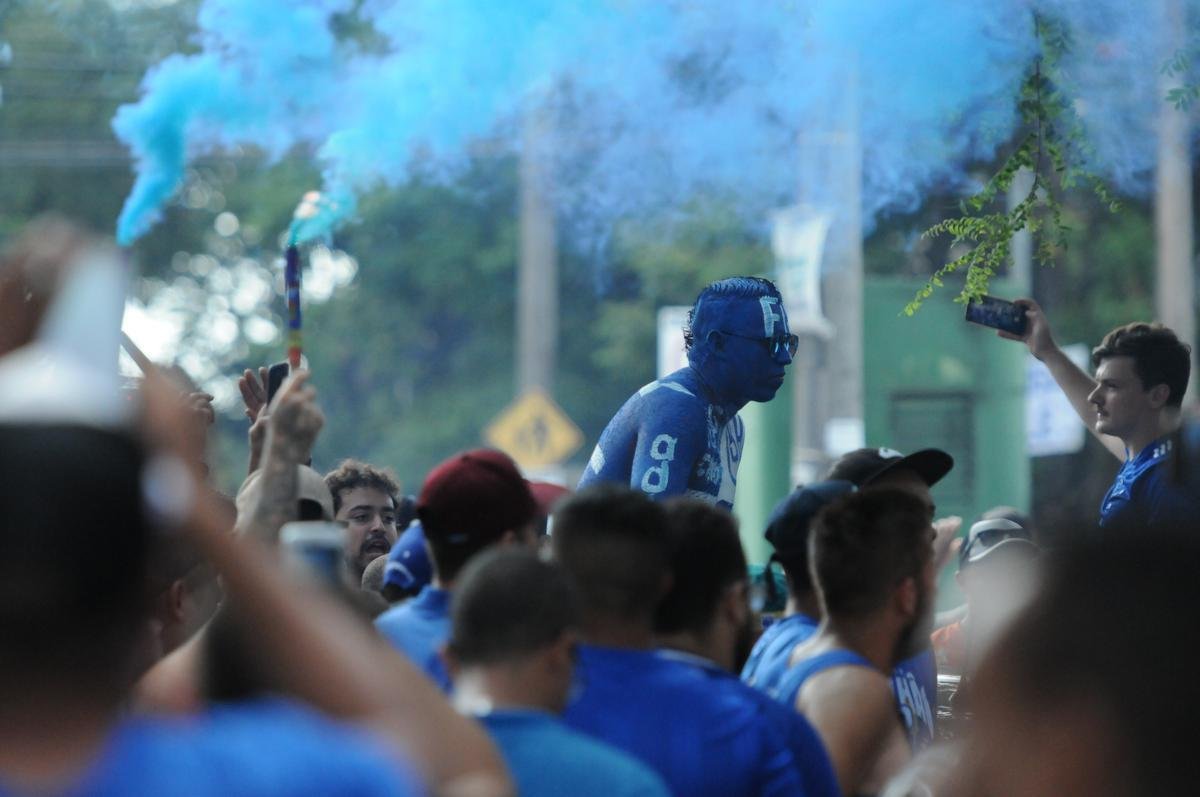 Imagens do protesto da torcida do Cruzeiro em frente ao clube social do Barro Preto