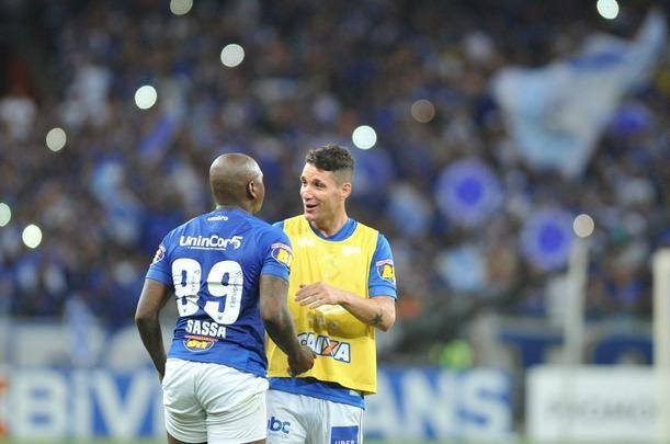 Depois da classificao diante do Palmeiras, jogadores e torcida do Cruzeiro festejaram no Mineiro a passagem  final da Copa do Brasil