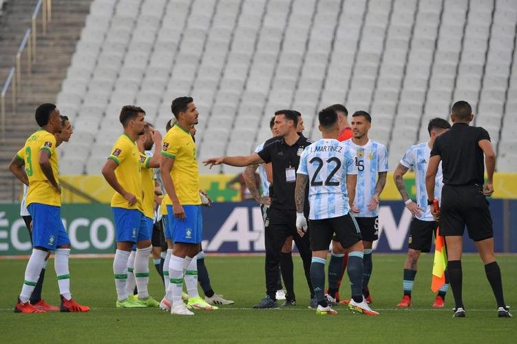 Brasil x Argentina: jogo é interrompido pela Anvisa
