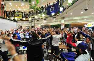 Flash mob da torcida do Cruzeiro no Diamond Mall, shopping do Atltico em Belo Horizonte