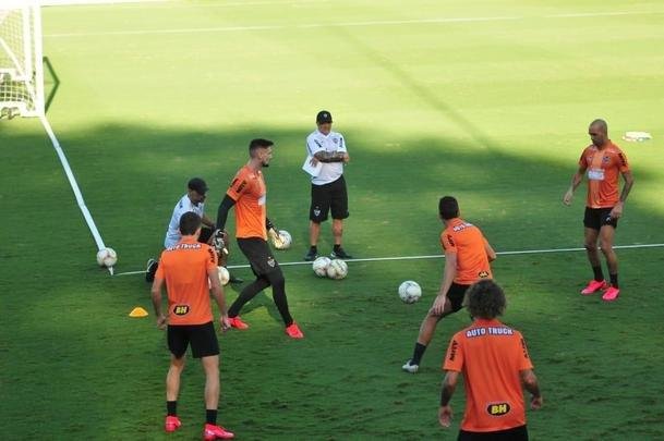 Jorge Sampaoli comandou nesta segunda-feira o seu primeiro treino no Atltico