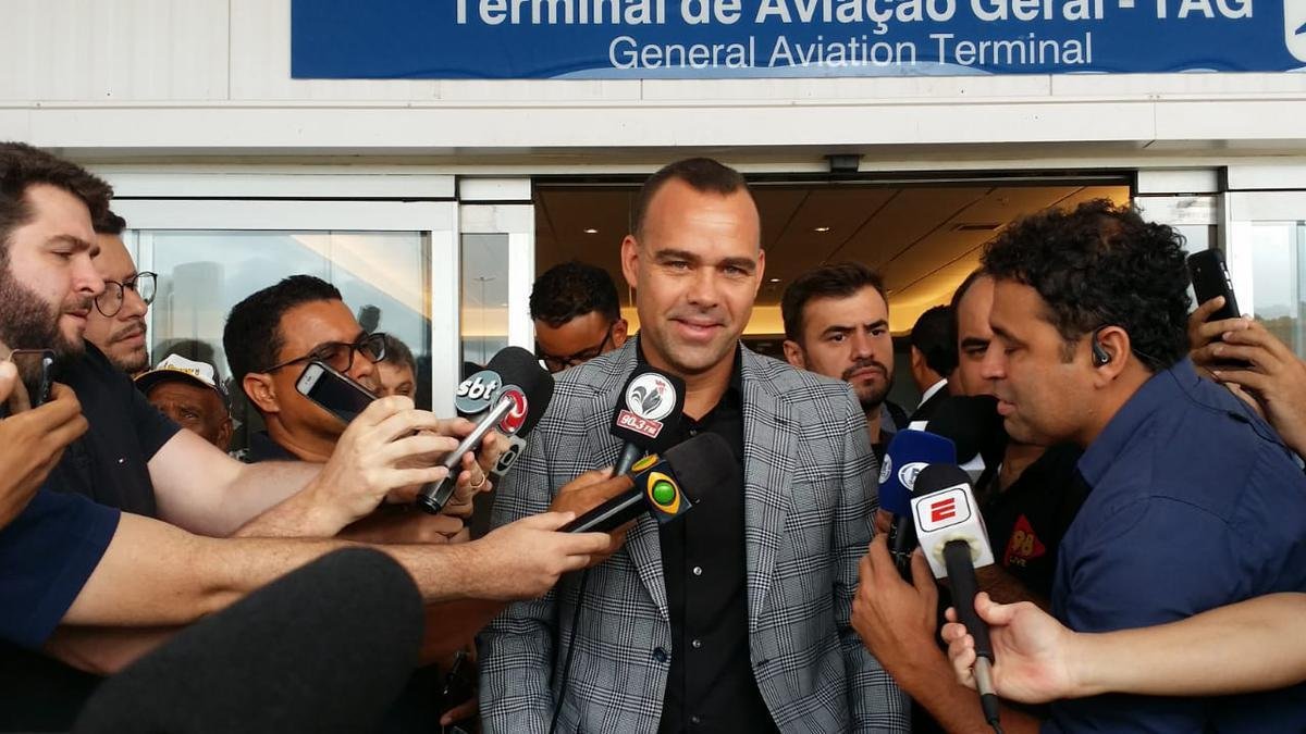 Aps atender a imprensa, Dudamel foi at os torcedores do Atltico, que foram impedidos pela PM de entrar no aeroporto