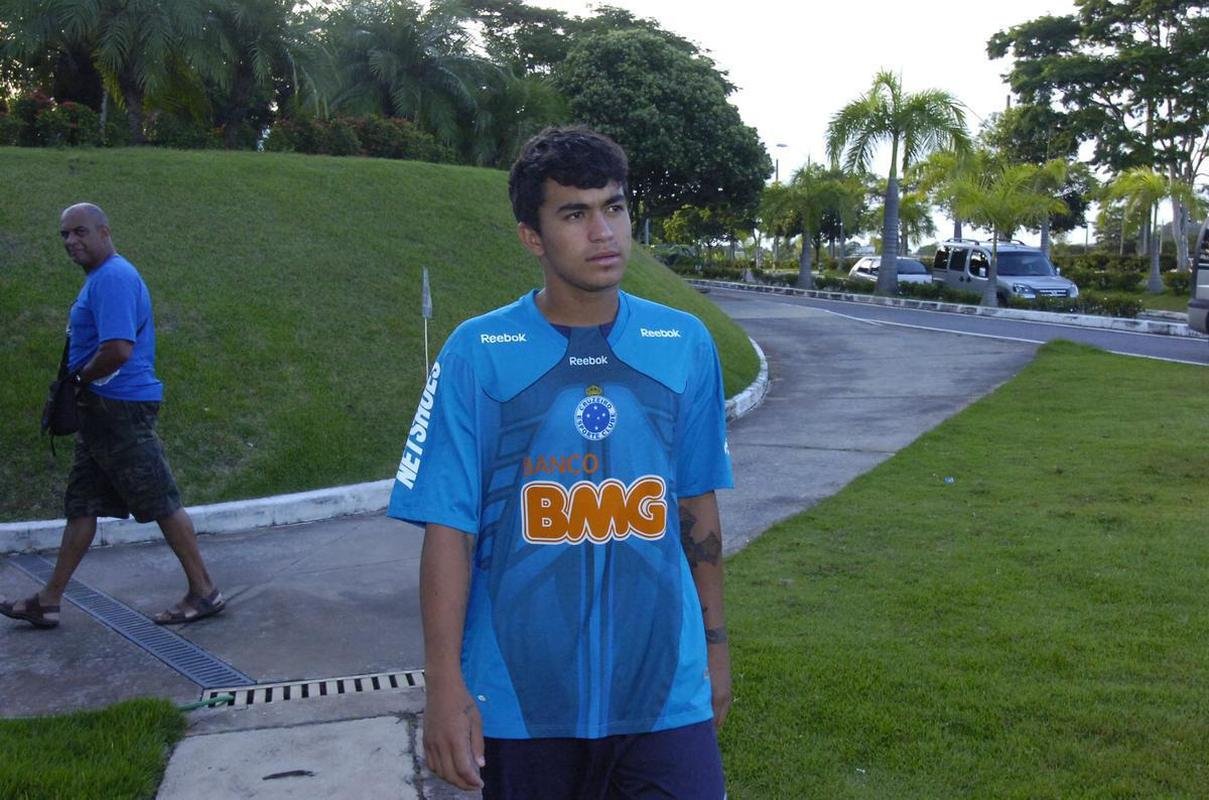 Atacante Dudu esteve nas categorias de base do Cruzeiro de 2005 at 2009, quando recebeu oportunidade entre os profissionais. Posteriormente, em 2010, foi emprestado ao Coritiba. Retornou  Raposa em 2011 e foi vendido ao Dnamo de Kiev meses depois.