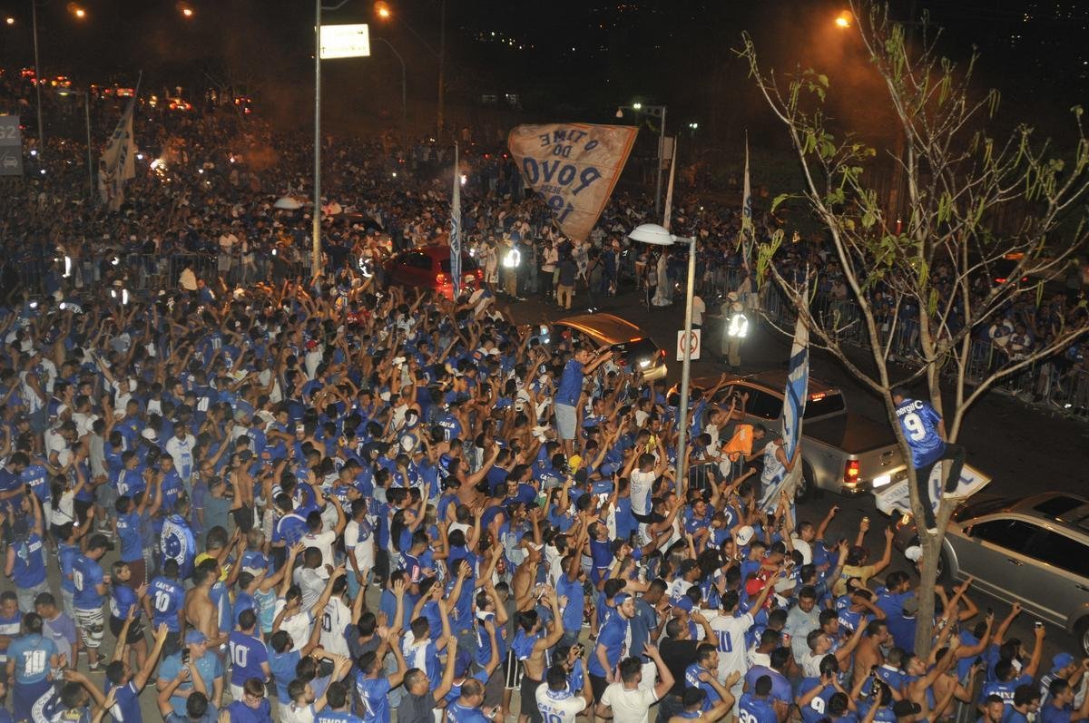 Jogadores desceram do nibus em meio  torcida na chegada ao Mineiro