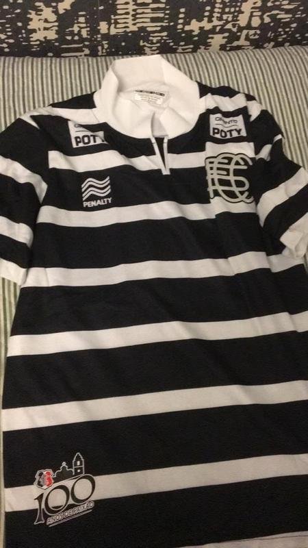 Camisa do Santa Cruz do ano de 2014 está entre as peças que o torcedor Sérgio Lêdo coleciona em seu acervo pessoal