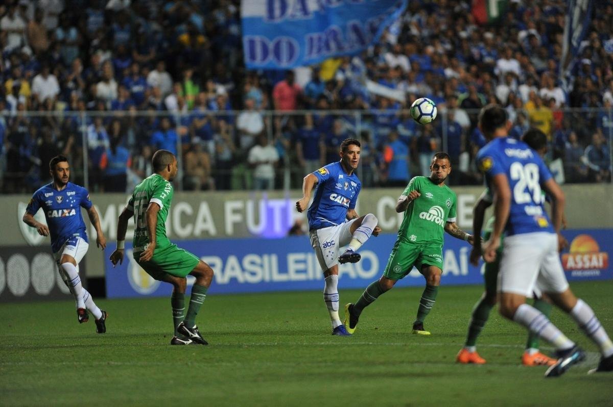 Com gols de Thiago Neves, Arrascaeta e Ded, Cruzeiro goleou a Chapecoense por 3 a 0