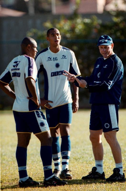 Fotos do zagueiro Joo Carlos em suas passagens pelo Cruzeiro, entre 1996 e 2001