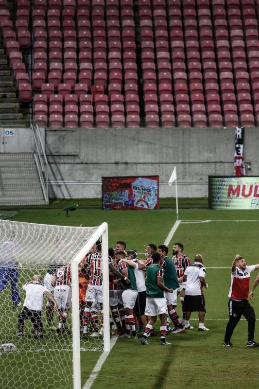 Nas cobranças dos pênaltis, Jefferson ainda defendeu o chute fraco de Fabinao, mas o goleiro Maycon Cleiton brilhou mais e fez duas defesas para colocar o Santa Cruz na grande final do Pernambucano.