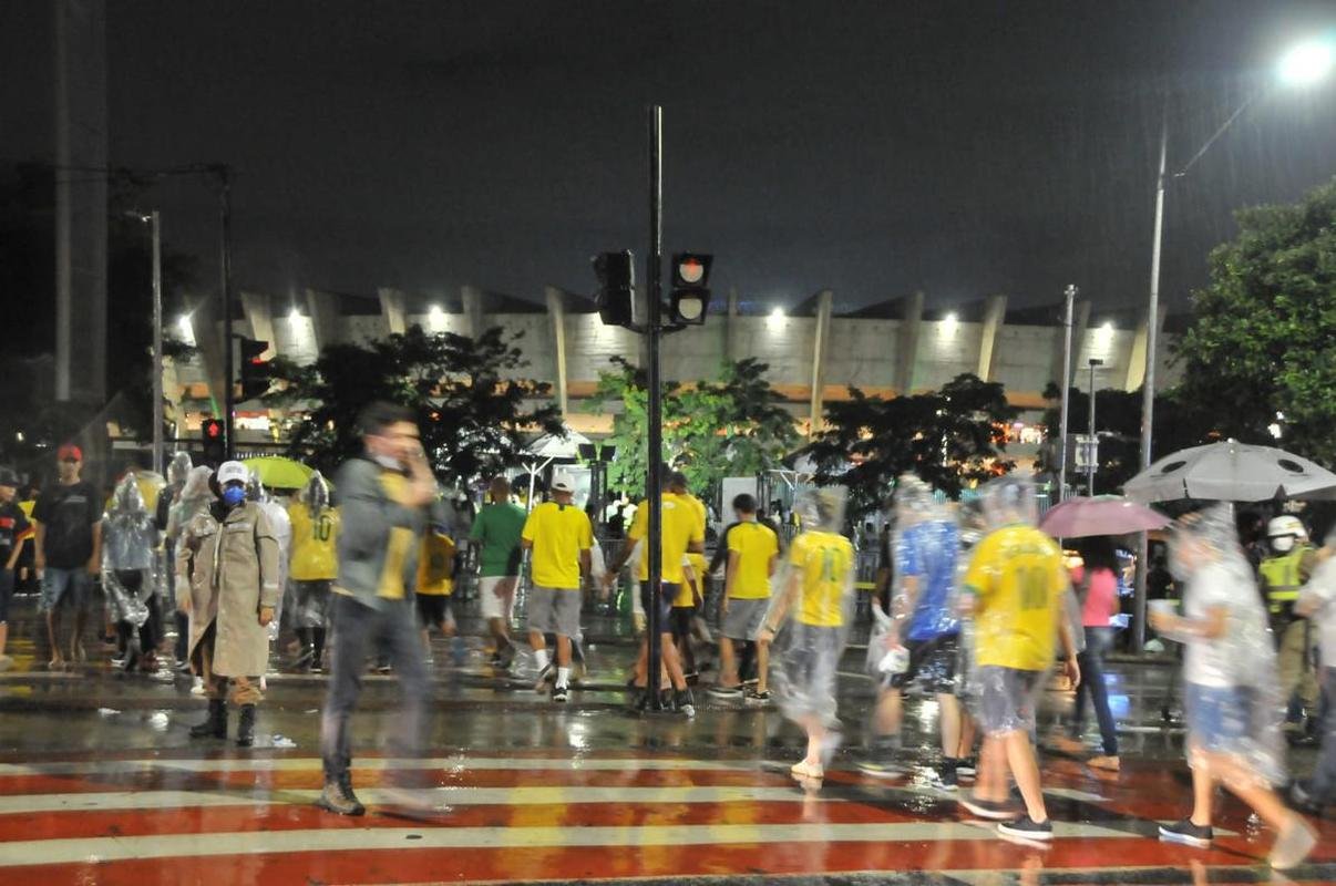 Torcedores encaram chuva na chegada ao Mineiro para assistir ao jogo entre Brasil e Paraguai pelas Eliminatrias da Copa do Mundo do Catar