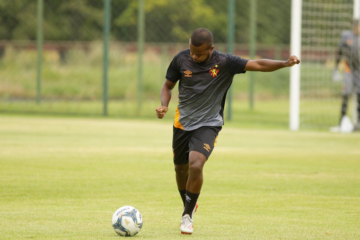 No primeiro trabalho, houve um treinamento tático, que exigia troca de passes e triangulações dos jogadores, com o elenco dividido em grupos de três atletas cada. Em seguida, os jogadores foram divididos em dois grupos no mesmo campo para o trabalho específico por setores de defesa e ataque. De um lado, os zagueiros, laterais e volantes participaram de um treino tático de posicionamento com o auxiliar Daniel Cerqueira. Do outro, os meias e atacantes fizeram um trabalho específico de passe e finalização sob o comando do técnico Daniel Paulista.