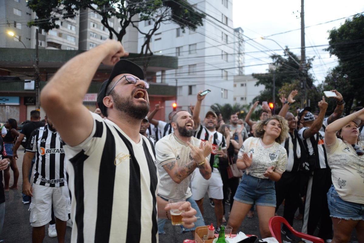 Festa atleticana no Bar do Salomo, em BH, com a conquista do ttulo da Supercopa do Brasil. Galo venceu o Flamengo por 8 a 7 nos pnaltis aps empate por 2 a 2 no tempo normal