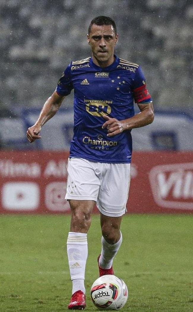 Rmulo, lateral-direito (69% dos votos)