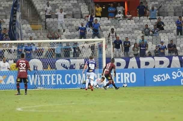Rafael defendeu pnalti cobrado por Niko nos acrscimos e garantiu vitria celeste