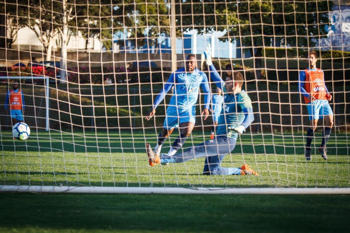 Depois de vencer o Amrica por 3 a 1 no Mineiro, o Cruzeiro se reapresentou na tarde desta sexta-feira, na Toca da Raposa II. Como de praxe, os titulares realizaram treinamento regenerativos na academia. J os reservas estiveram em campo para atividade tcnica sob orientao de Mano Menezes. O treinador, inclusive, passou a maior parte do trabalho em conversa reservada com o vice-presidente de futebol Itair Machado. O prximo compromisso do clube  contra o Atltico-PR, no domingo, s 19h, no Gigante da Pampulha. 
