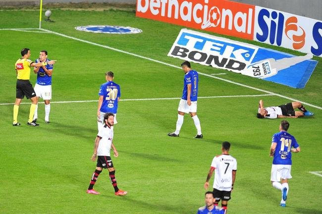 Fotos do duelo entre Cruzeiro e Vitria, no Independncia, em Belo Horizonte, pela 17 rodada da Srie B do Campeonato Brasileiro