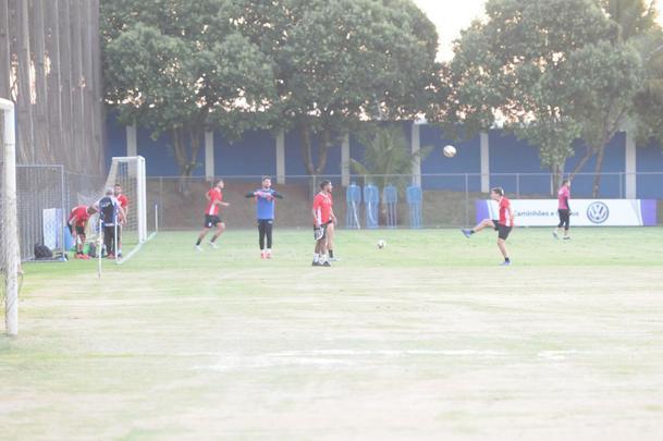 O Unin La Calera, do Chile, fechou a preparao para o jogo decisivo contra o Atltico, nesta tera-feira, s 21h30, no Independncia, pela Copa Sul-Americana, na Toca da Raposa II. Os jogadores da equipe chilena treinaram pnaltis no fim da atividade. Para se classificar s oitavas de final, o La Calera pode at mesmo perder por um gol de diferena, desde que balance as redes alvinegras.