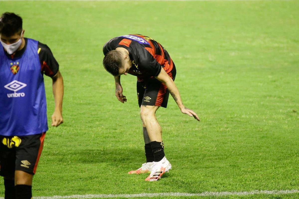 Sport estreou com clássico regional na série A e bateu o Ceará por 3 a 2, com dois gols de Elton e um de Jonatan Gomez, na Ilha do Retiro, sem público.