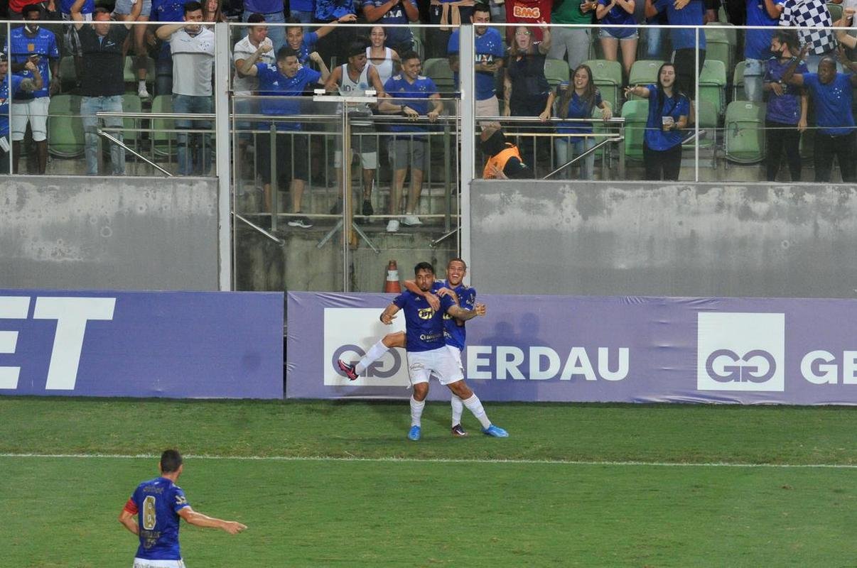 Depois de muito insistir, Cruzeiro abriu o placar com latera-esquerdo Matheus, em cobrana de falta: 1 a 0
