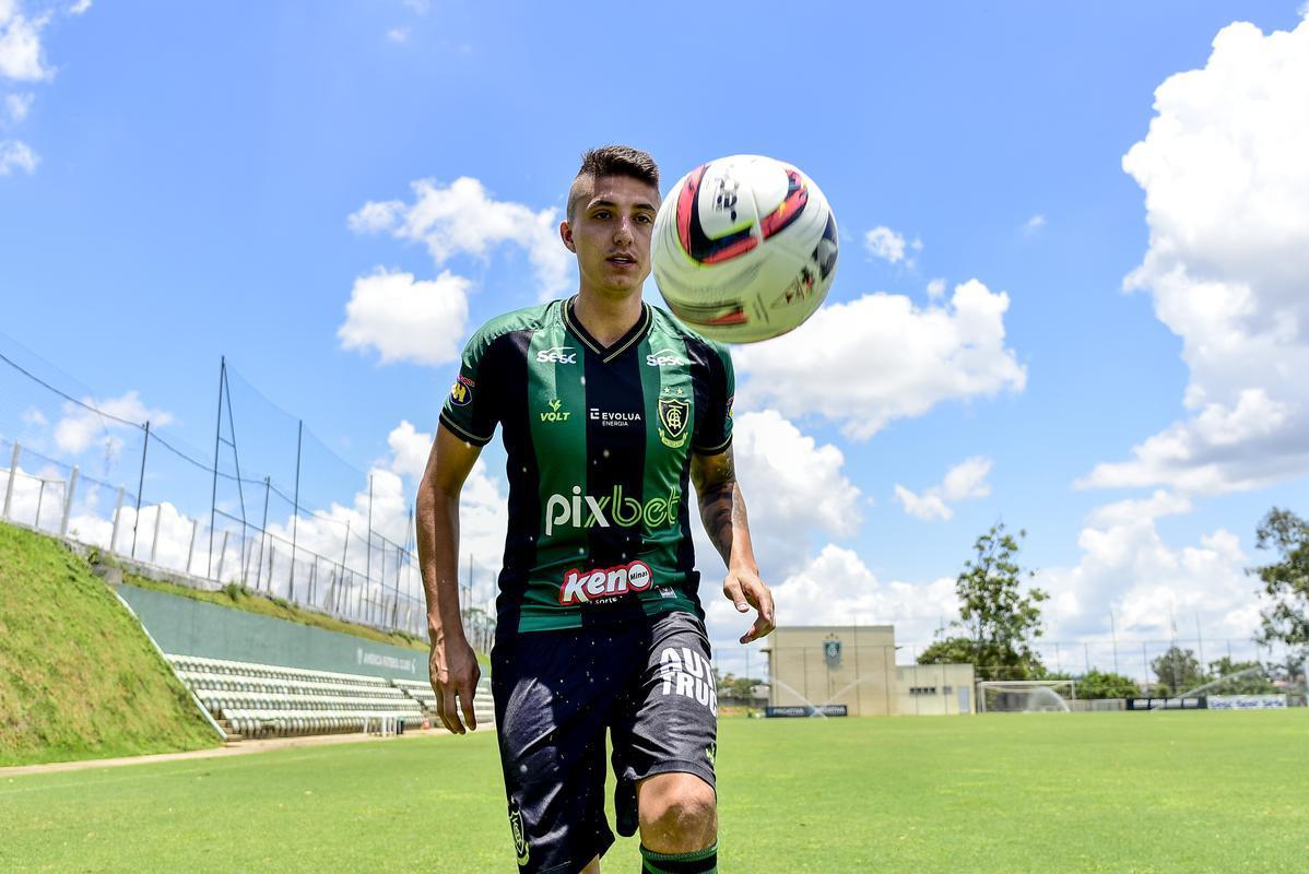 Meia-atacante Índio Ramírez sendo apresentado como novo reforço do América para 2022