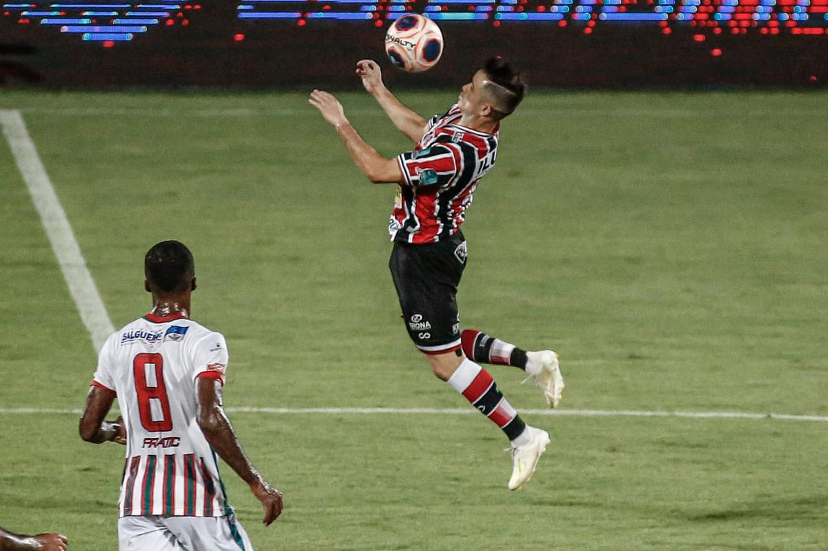 Primeiro tempo de jogo foi pegado, com chances para as duas equipes. O Salgueiro começou se lançando mais para o ataque, mas foram do Santa Cruz as melhores oportunidades. O time coral até balançou as redes, mas a arbitragem assinalou impedimento.