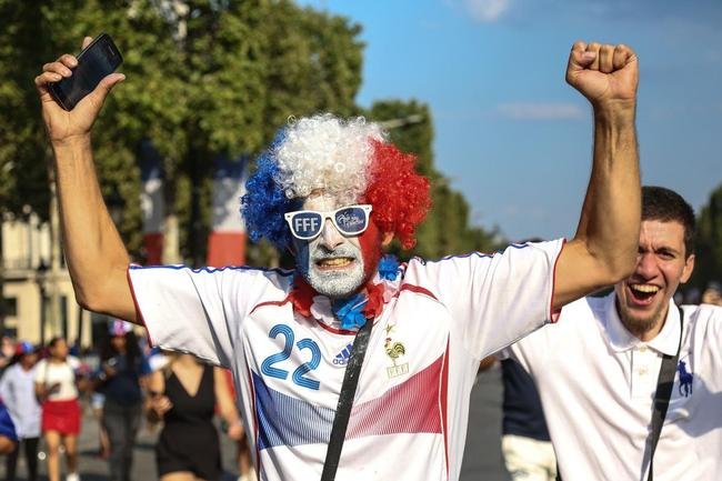 Torcedores franceses tomaram principais pontos tur�sticos e avenidas de Paris para celebrar o bi mundial