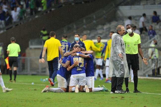 Atacante Edu, do Cruzeiro, vai  loucura ao marcar o gol da vitria sobre o Democrata-GV, no Mineiro, no ltimo minuto da partida pela quinta rodada do Mineiro