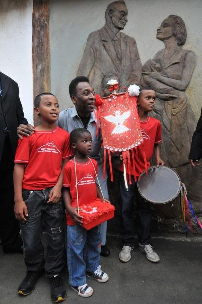 Em 2012, Pel visitou a casa onde viveu em Trs Coraes, chamada de Casa Pel. Na ida  cidade natal, o Rei do futebol e seu pai, Dondinho, foram homenageados tambm no Parque Joo Ramos do Nascimento (Parque Dondinho). Evento marcou as comemoraes dos 128 da cidade