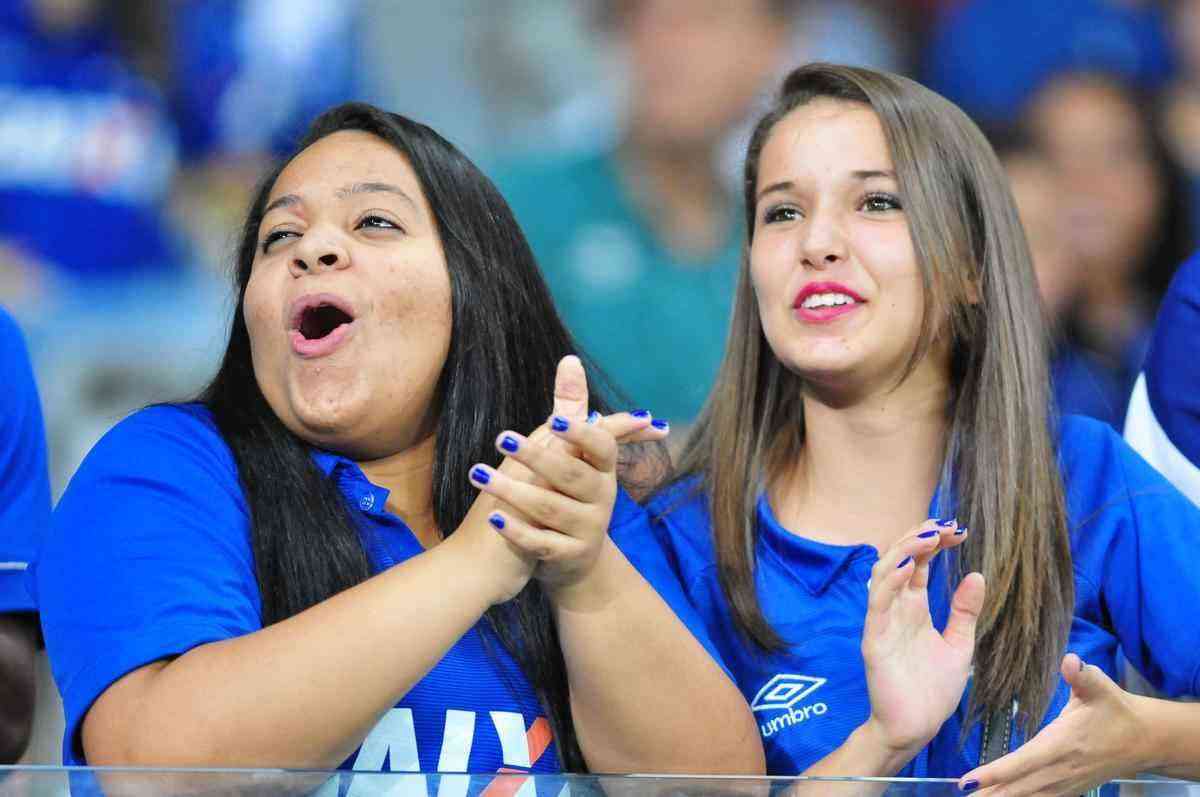 Imagens da torcida do Cruzeiro na estreia da Sul-Americana, contra o Nacional-PAR, no Mineiro