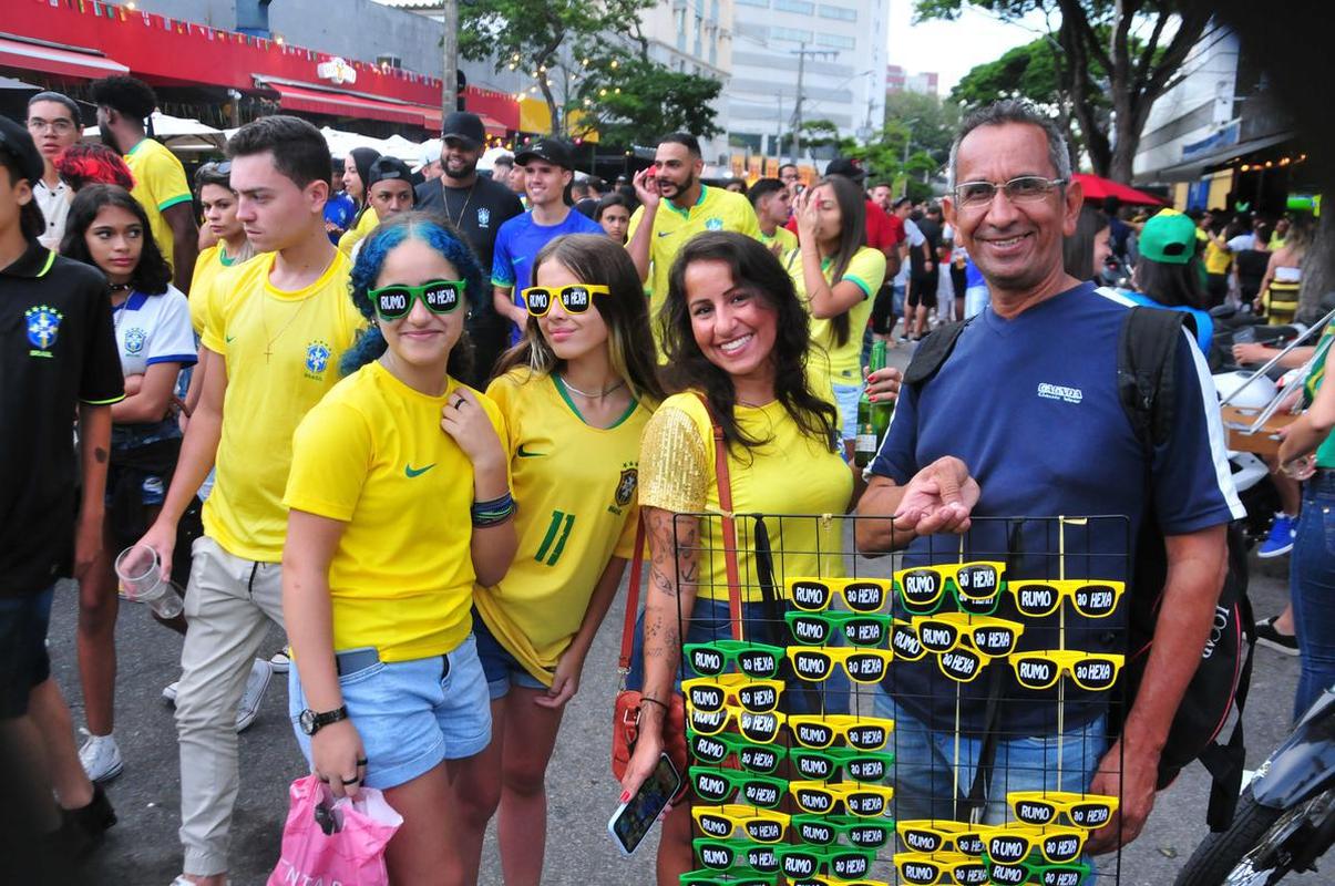 Movimento na Rua Alberto Cintra, em BH, durante jogo do Brasil contra a Srvia, pela abertura da Copa do Mundo do Catar