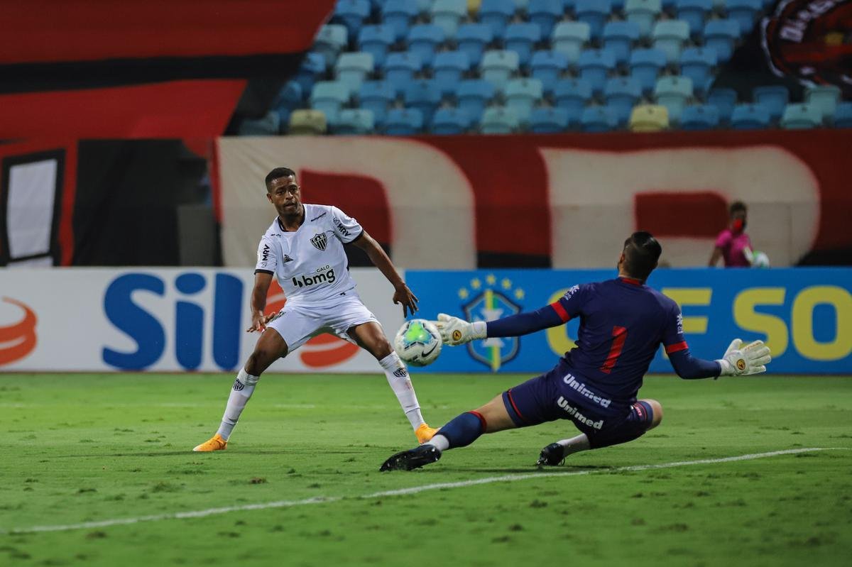 Atltico venceu Atltico-GO por 4 a 3, com gols de Keno (3) e Nathan. Time assumiu liderana do Brasileiro, com 21 pontos
