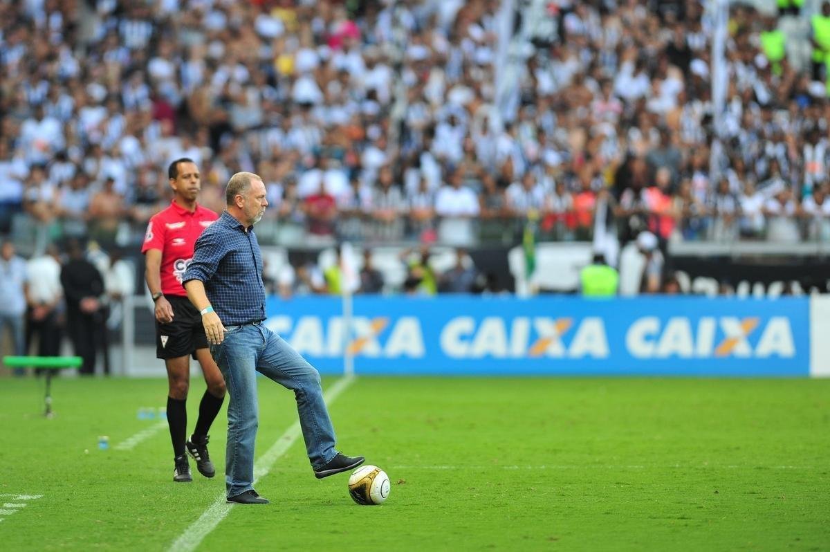 Lances do primeiro tempo do clssico entre Cruzeiro e Atltico, no Mineiro