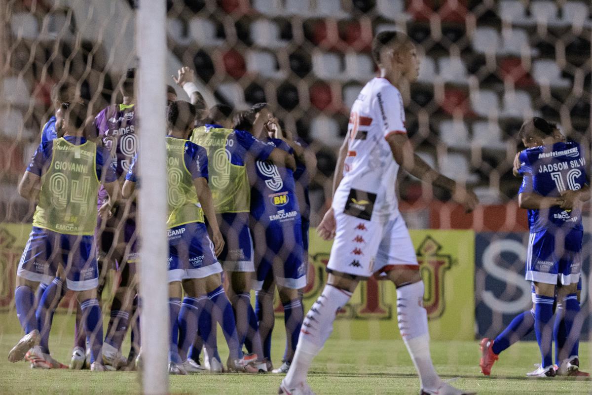 Botafogo-SP x Cruzeiro: Airton fez gol de cabeça aos 26 minutos do segundo tempo