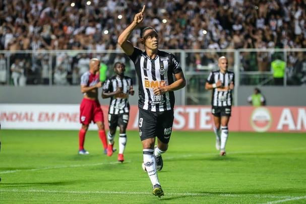 A dupla Cazares e Ricardo Oliveira vem mostrando bom entrosamento no Atltico, principalmente em 2019. O centroavante  o artilheiro do Galo na Libertadores com quatro gols, dois deles com assistncias do camisa 10. Alm de servir o companheiro, Cazares marcou um gol