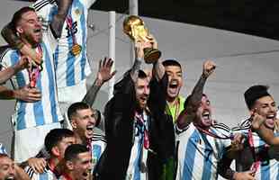 Messi ergue a taa de campeo da Copa do Mundo! Festa da Argentina no Estdio Icnico de Lusail, no Catar, com o tricampeonato mundial