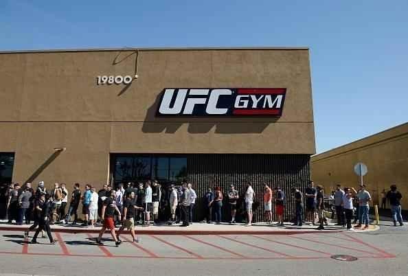 Com presença de imprensa e fãs, Conor McGregor e Nate Diaz participam de conferência em Los Angeles e esquentam clima para duelo no UFC 196