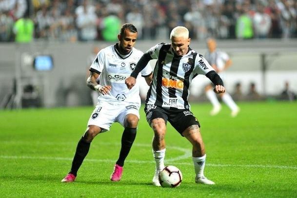 Galo deslanchou no segundo tempo com gols de Fbio Santos, de pnalti, e Vinicius