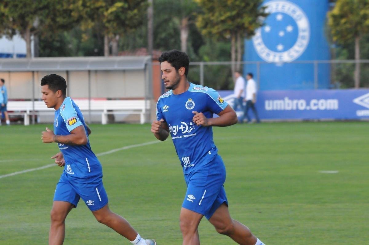 Cruzeiro iniciou sua intertemporada nesta segunda-feira na Toca da Raposa II. Tcnico Mano Menezes contou com elenco completo. Grupo agora comea preparao para decises com Atltico na Copa do Brasil, River Plate na Copa Libertadores e 29 rodadas restantes do Campeonato Brasileiro