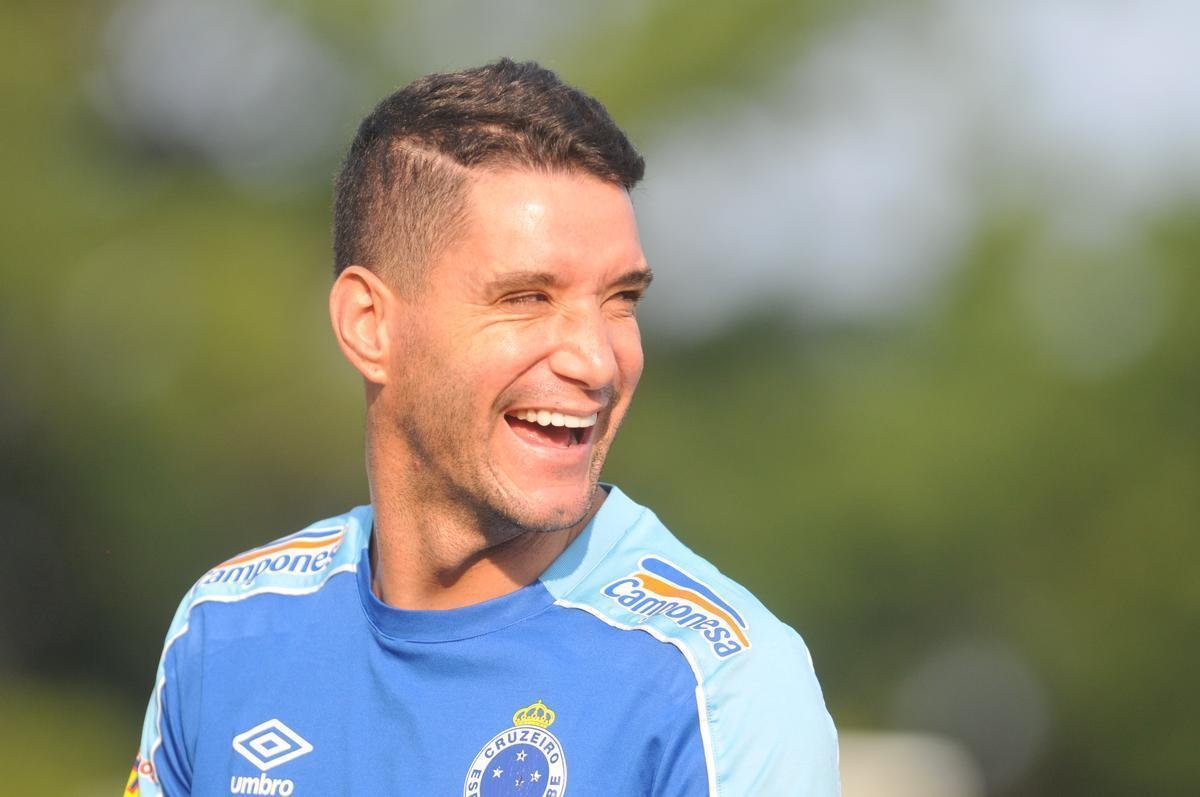 Fotos do primeiro treino de Abel Braga na Toca da Raposa II. Tcnico foi apresentado pelo Cruzeiro neste sbado e dirigir a equipe na segunda, s 20h, diante do Gois, no Serra Dourada, pela 22 rodada do Campeonato Brasileiro