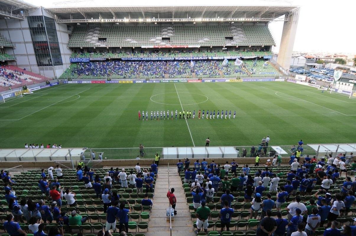 Ronaldo prestigiou vitria do Cruzeiro sobre a URT, por 3 a 0, no Independncia, e foi ovacionado pela torcida celeste