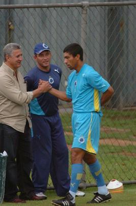 07/03/2006 - O diretor de futebol do Cruzeiro, Eduardo Maluf (e), o técnico da equipe, Paulo Cesar Gusmão (c) e o jogador, Elber (d), durante o treino, na Toca da Raposa II, em Belo Horizonte.