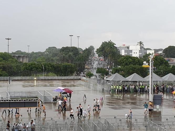 Torcedores do Atlético no entorno do Mineirão antes do jogo contra o Corinthians. Tarde/noite de chuva, trânsito ruim e filas longas no Gigante da Pampulha