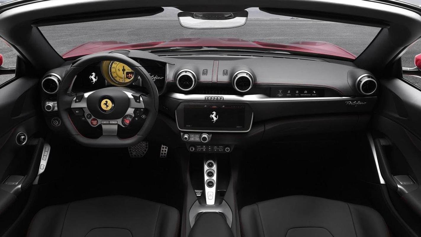 Fotos da Ferrari Portofino, modelo que o atacante Hulk, do Atltico, usou na Cidade do Galo