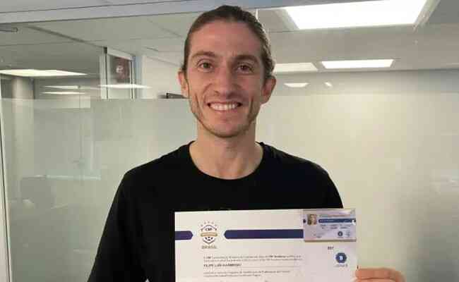 Filipe Lus exibe certificado do curso de treinador