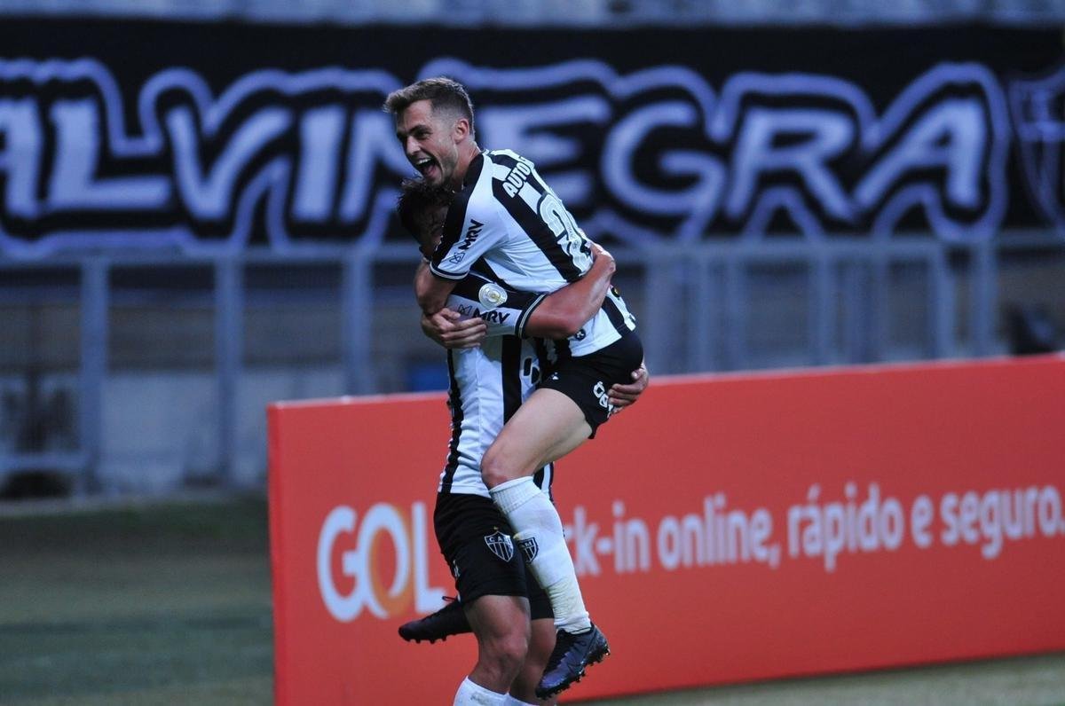 Alan Franco marcou os dois gols do Atltico no primeiro tempo: 2 a 0